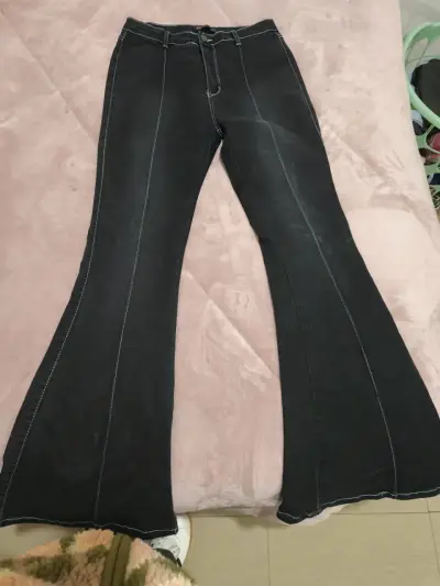 Jeans negros con costura visible - miniatura 1