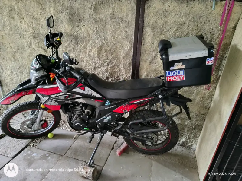 Motocicleta doble propósito con maleta - 1