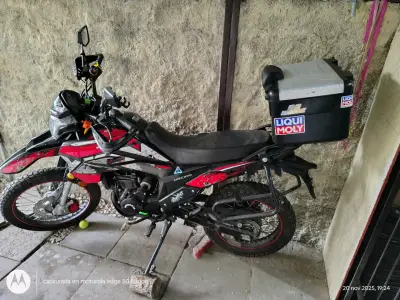 Motocicleta doble propósito con maleta - miniatura 1