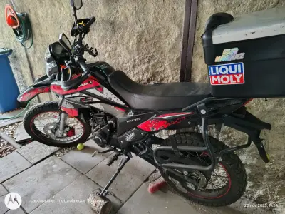 Motocicleta doble propósito con maleta - miniatura 3