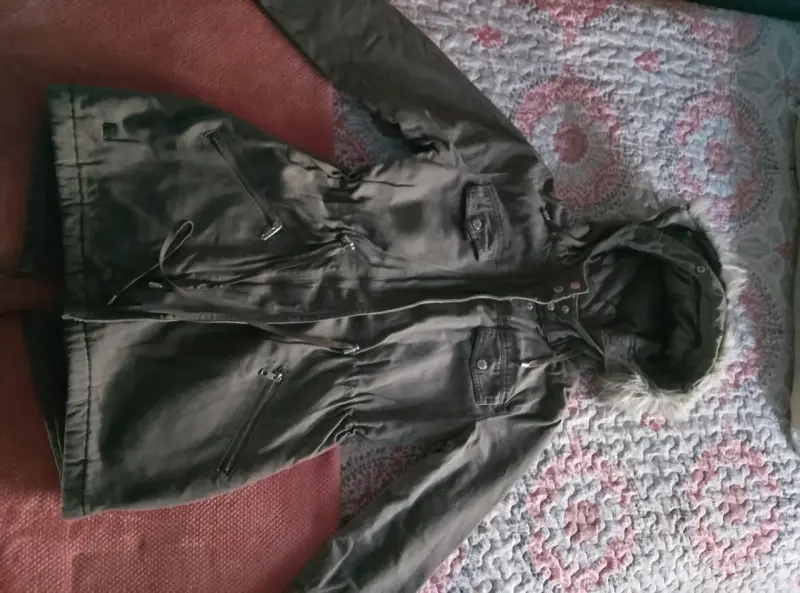 Parka verde con capucha de pelo - 1