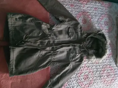 Parka verde con capucha de pelo - miniatura 1
