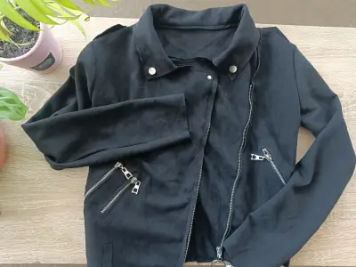 Chaqueta negra con cierres - miniatura 1