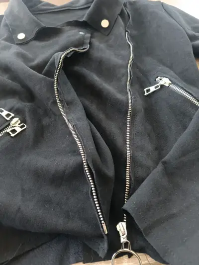 Chaqueta negra con cierres - miniatura 3