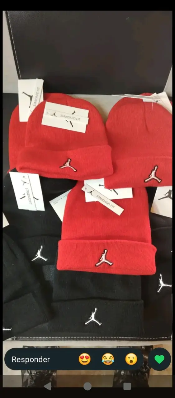 Gorros deportivos color rojo y negro