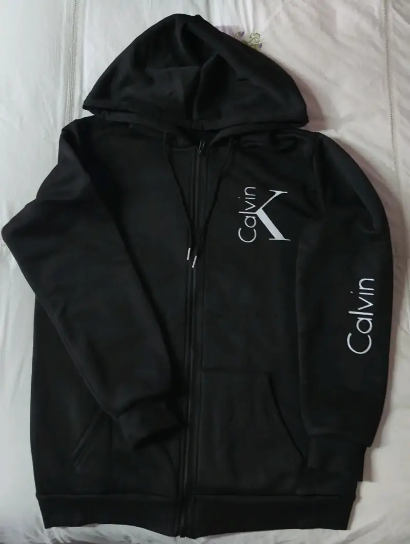 Polerón negro con capucha y logo