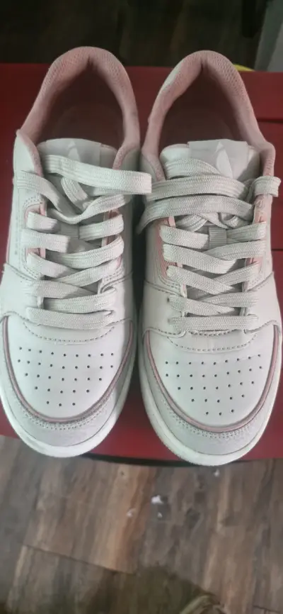Zapatillas blancas con detalles rosados - miniatura 1