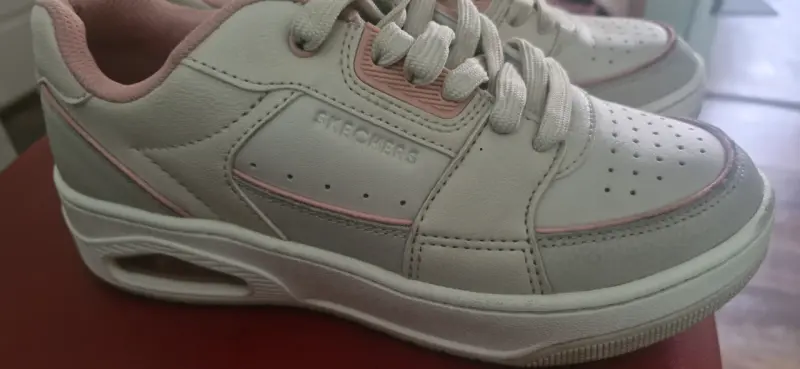 Zapatillas blancas con detalles rosados - 2