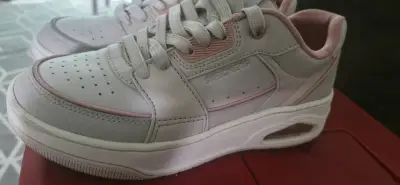 Zapatillas blancas con detalles rosados - miniatura 3