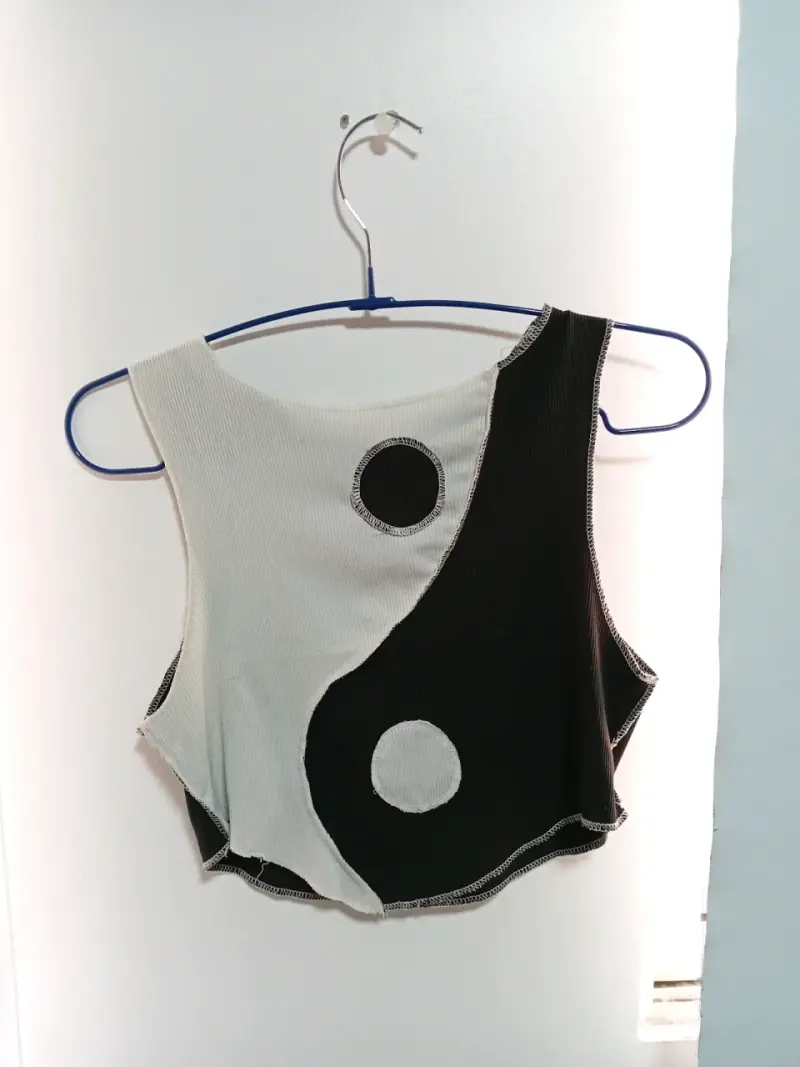 Top blanco y negro Yin Yang