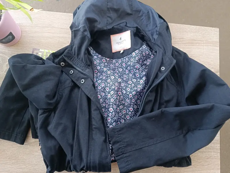 Chaqueta negra con capucha - 1