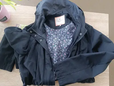 Chaqueta negra con capucha - miniatura 1
