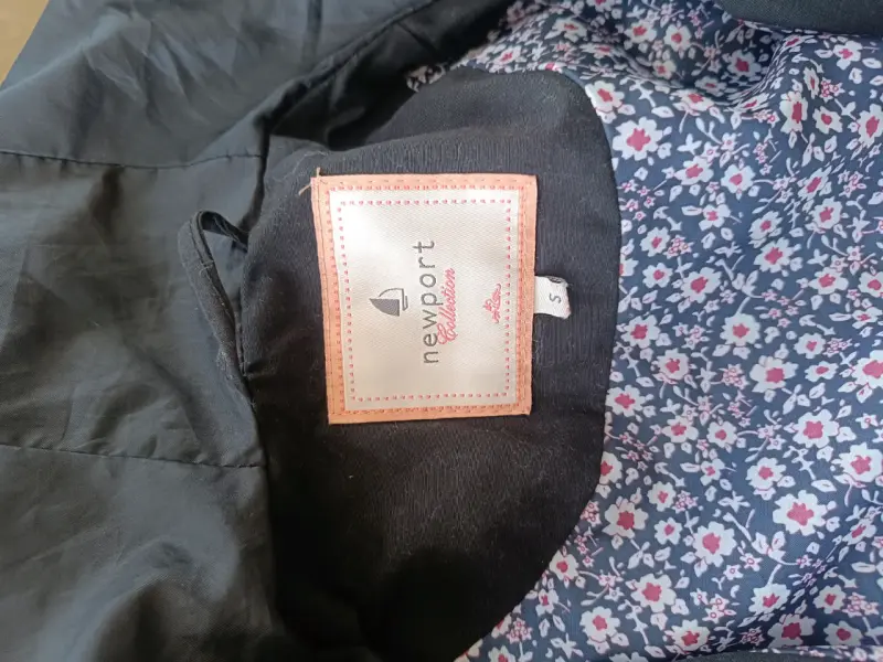 Chaqueta negra con capucha - 2