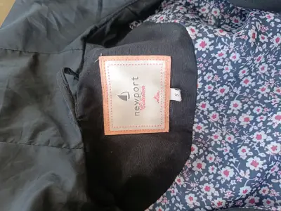 Chaqueta negra con capucha - miniatura 2
