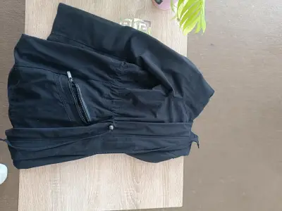 Chaqueta negra con capucha - miniatura 3