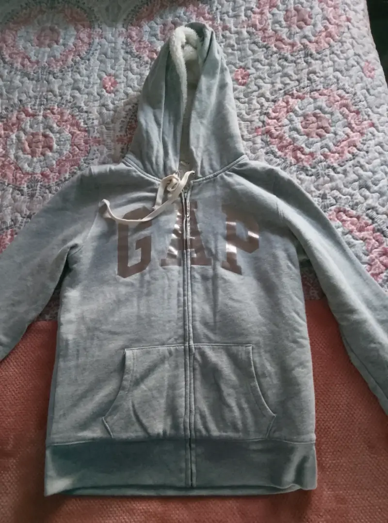 Polerón gris con cierre Gap - 2