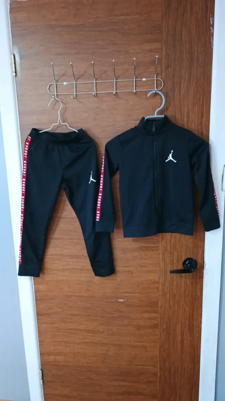 Conjunto deportivo negro con logo