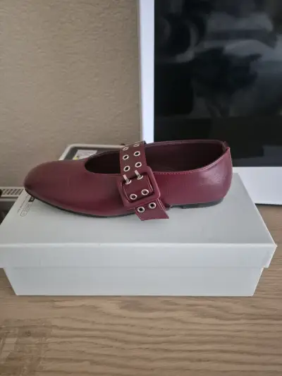 Zapatos planos burdeos con hebilla - miniatura 1