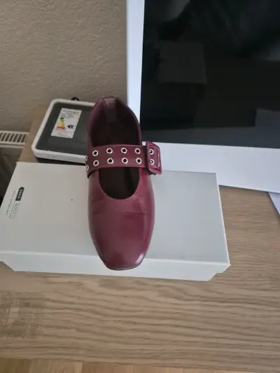 Zapatos planos burdeos con hebilla - miniatura 2