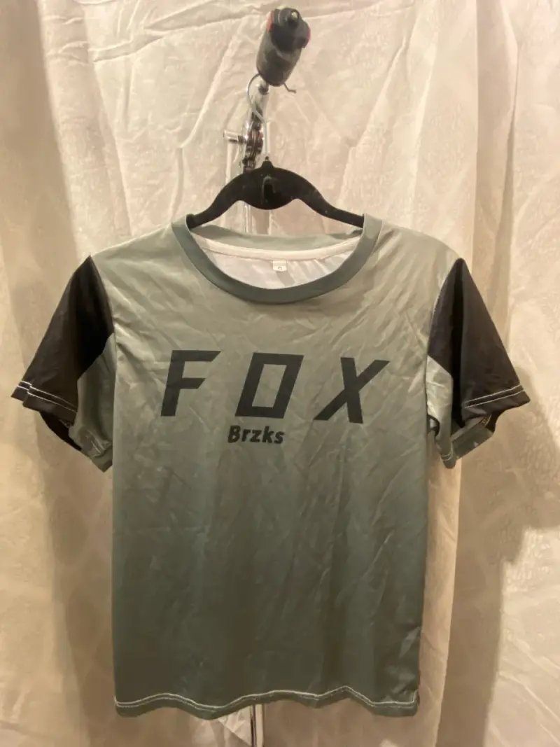 Polera FOX gris verdosa y negra mujer. - 1