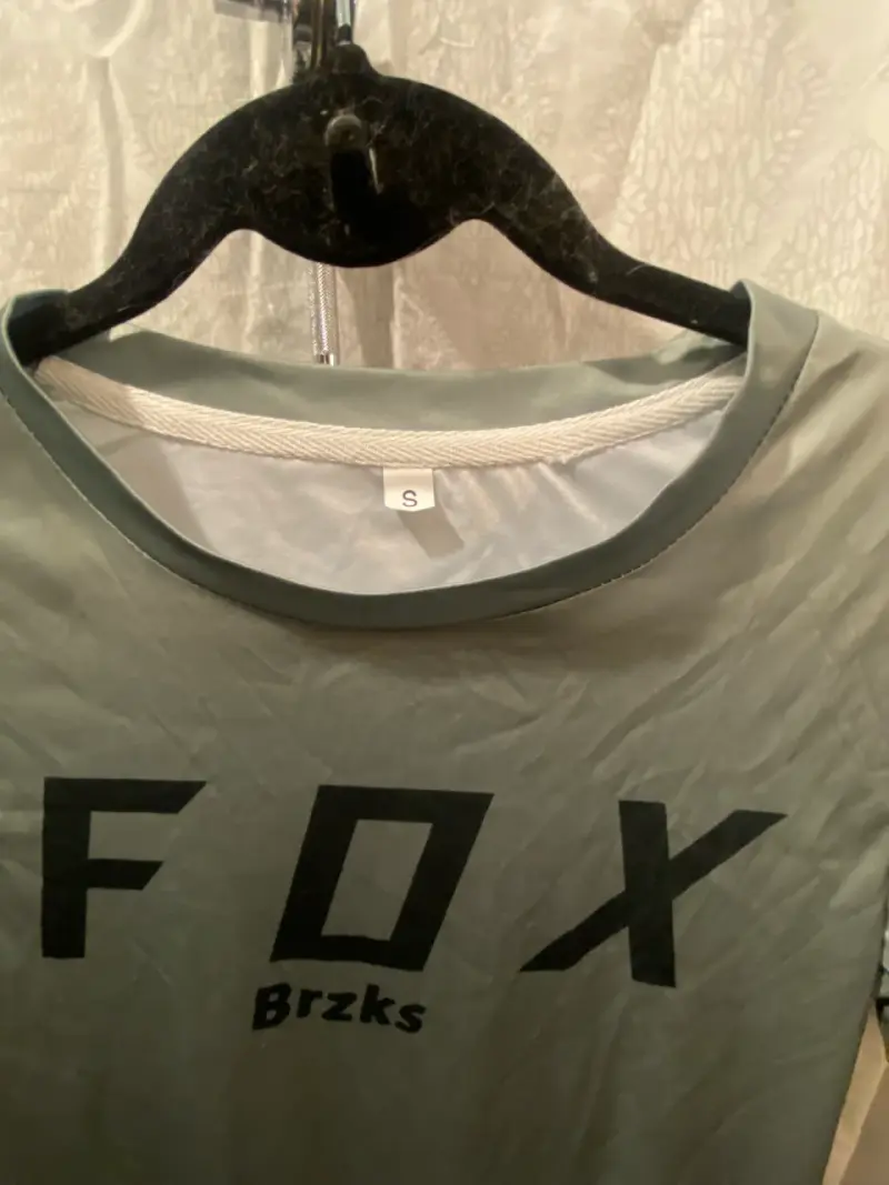 Polera FOX gris verdosa y negra mujer. - 2