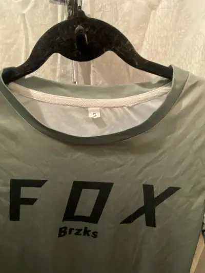 Polera FOX gris verdosa  y negra mujer. - miniatura 2
