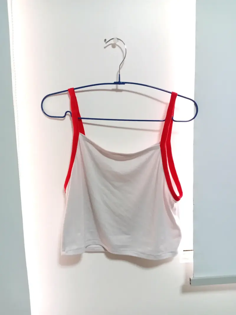 Top blanco con tirantes rojos