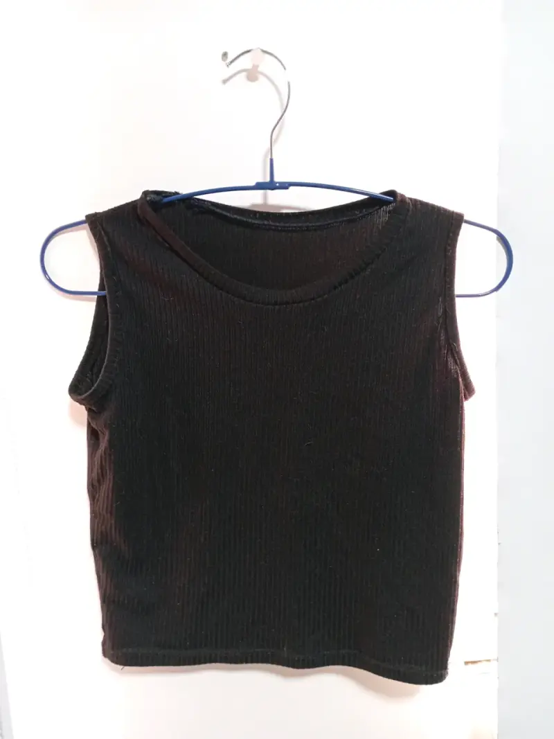 Polera sin mangas negra