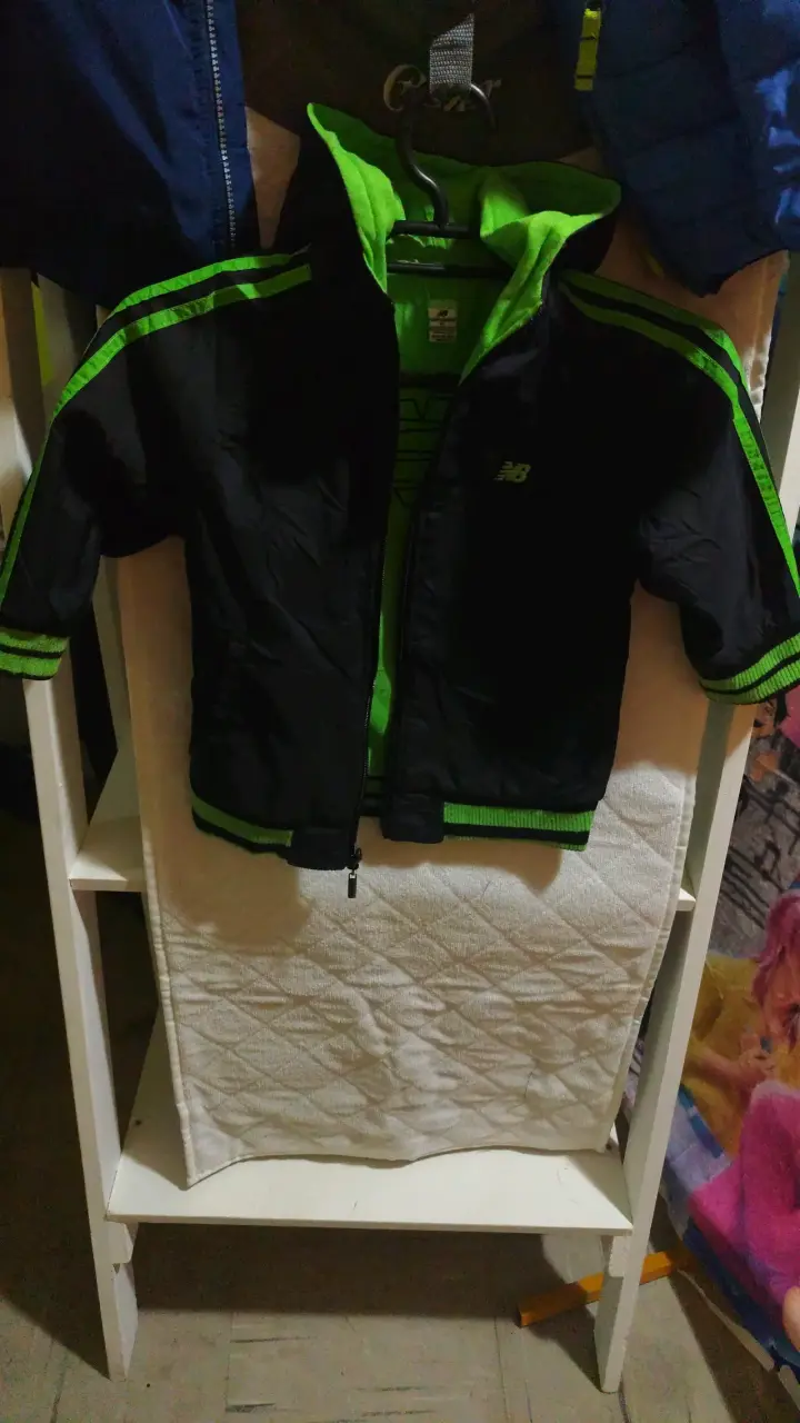 Chaqueta NB deportiva negra y verde - 1
