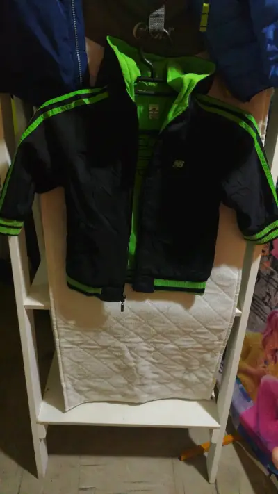 Chaqueta NB deportiva negra y verde - miniatura 1