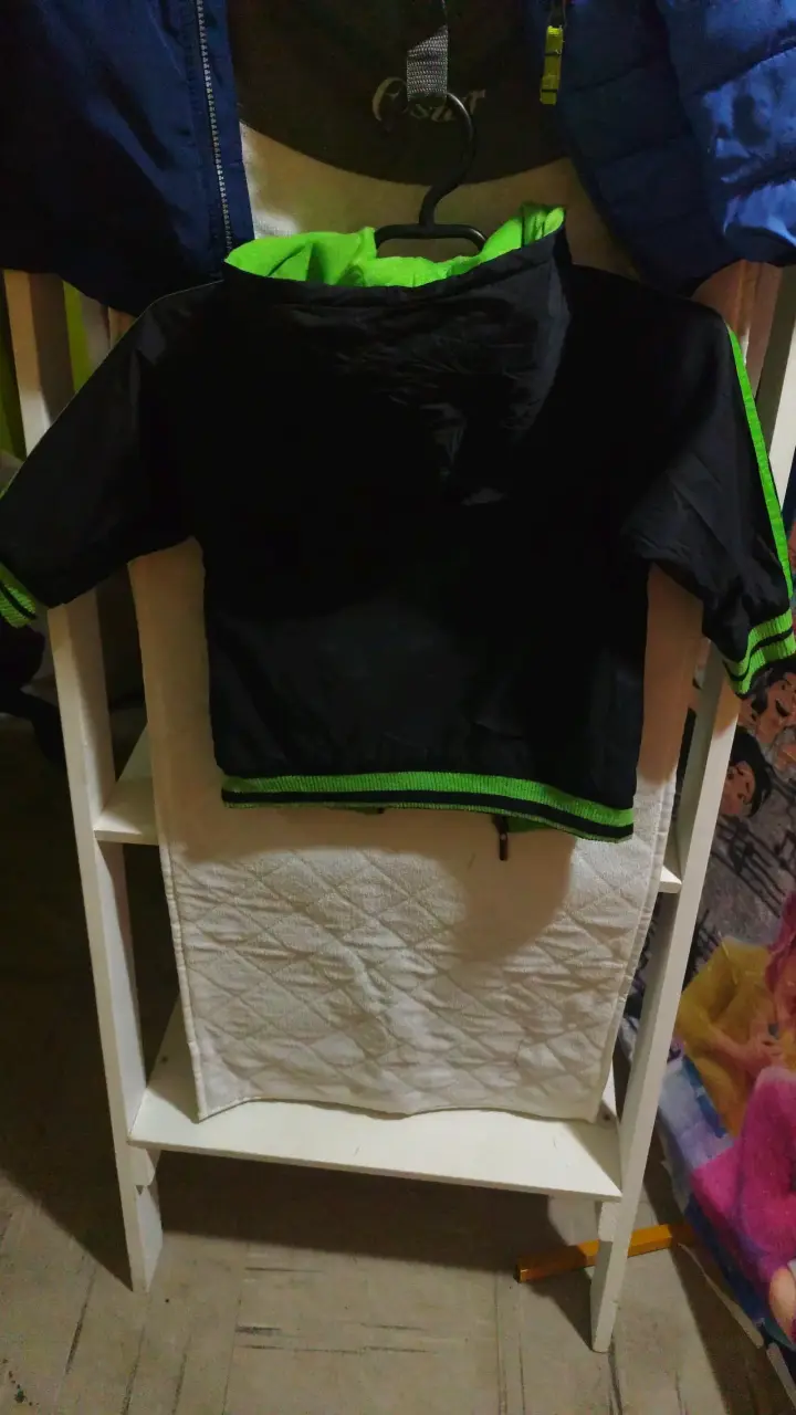 Chaqueta NB deportiva negra y verde - 2