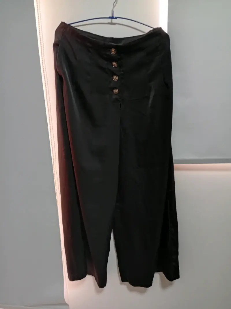 Pantalones negros con botones - 1