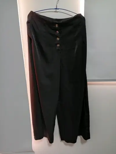 Pantalones negros con botones - miniatura 1