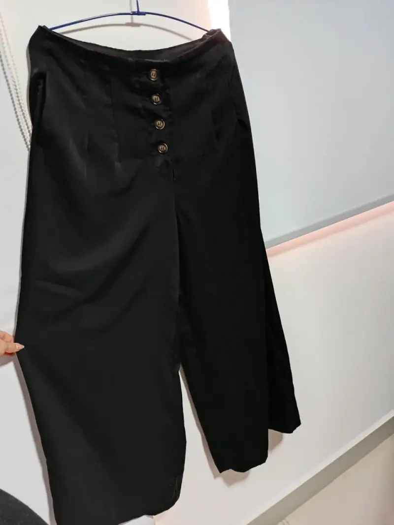 Pantalones negros con botones - 2