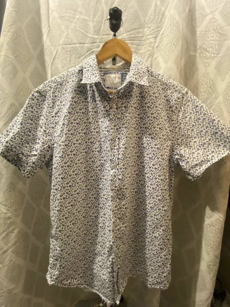 Camisa blanca con estampado azul - 1