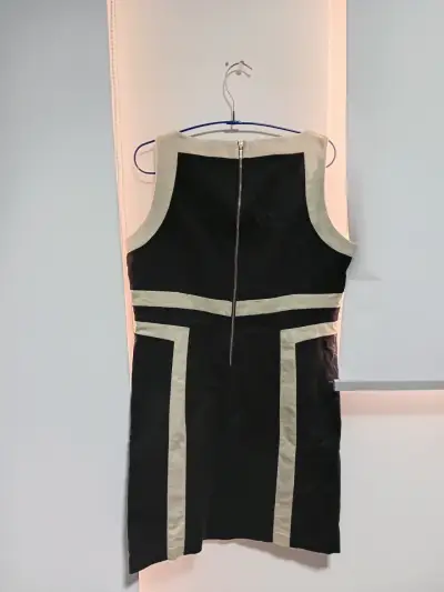 Vestido negro con detalles beige - miniatura 2