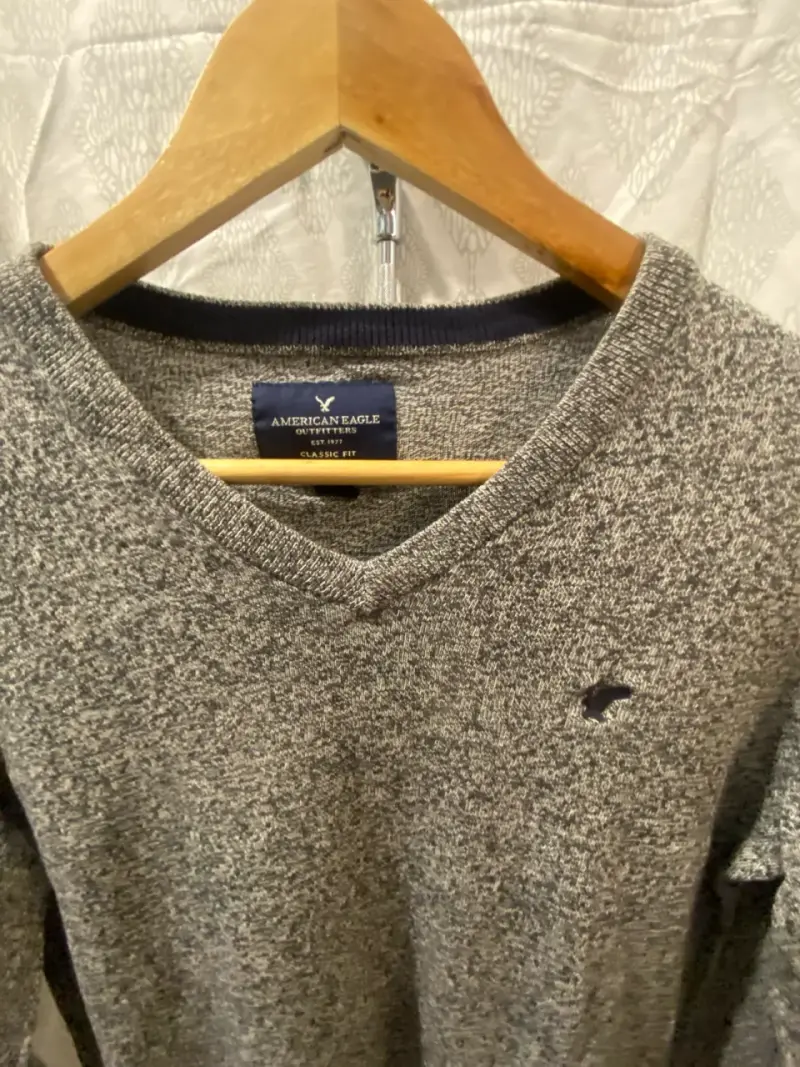Suéter gris cuello V - 2