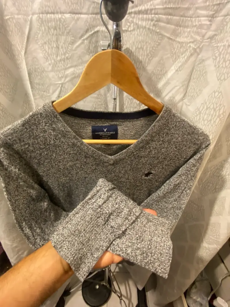 Suéter gris cuello V - 3