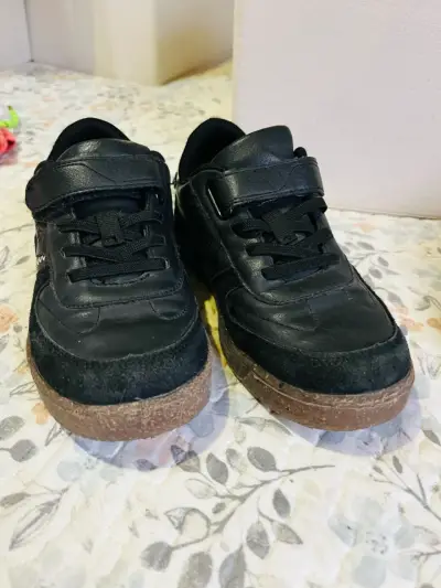 Zapatillas negras para niños - miniatura 1