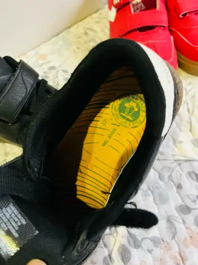 Zapatillas negras para niños - miniatura 3