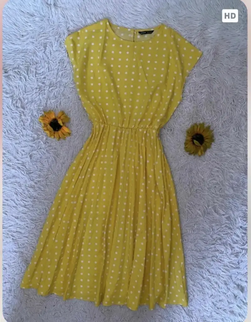 Vestido amarillo con puntos blancos