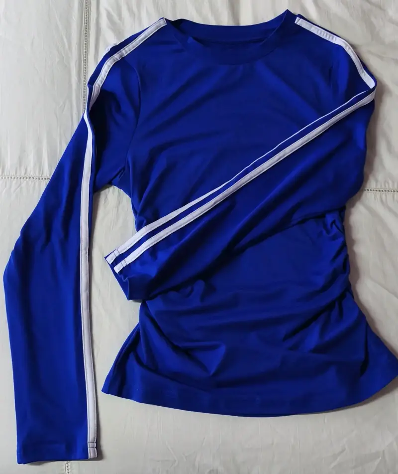 Polera azul con líneas blancas - 1