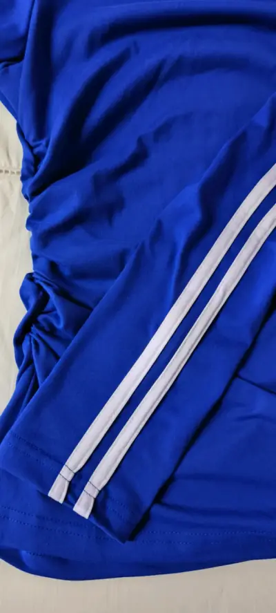 Polera azul con líneas blancas - miniatura 2