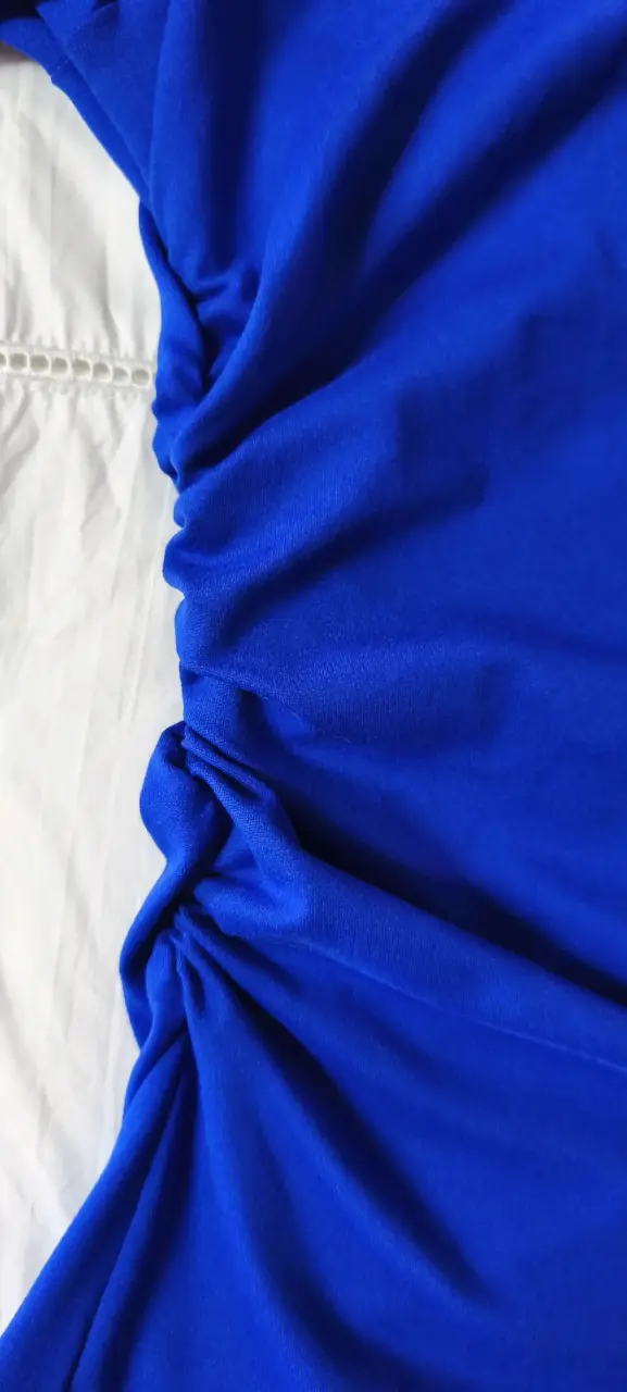 Polera azul con líneas blancas - 3