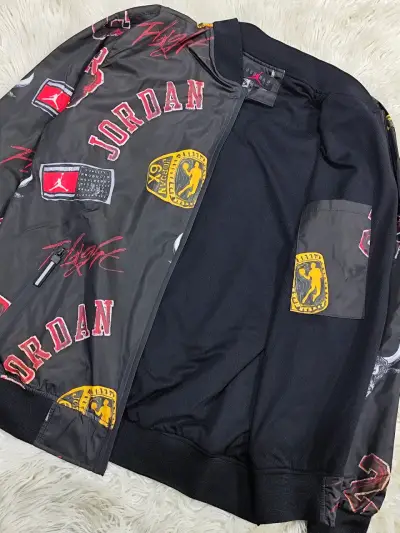 Chaqueta negra Jordan estampada - miniatura 2