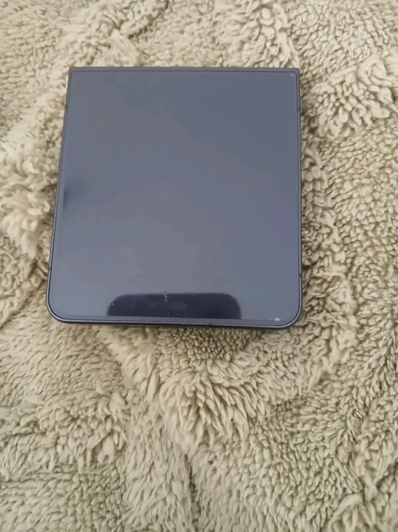 Teléfono plegable negro usado - 1