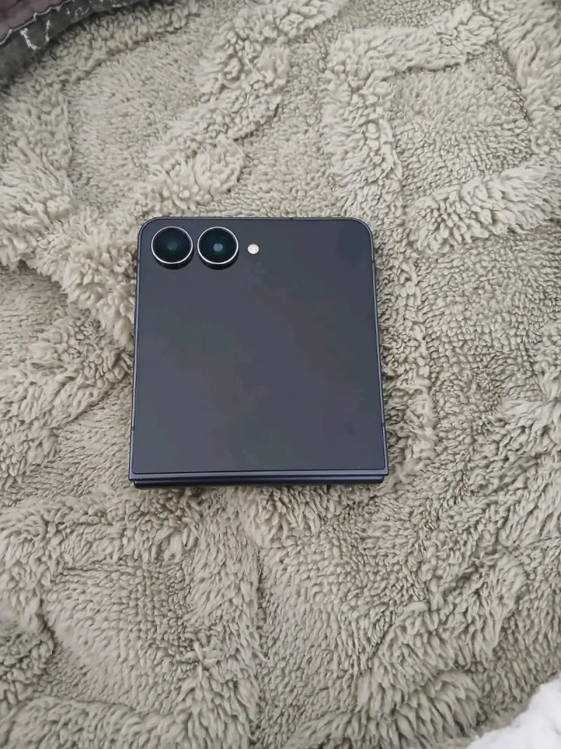 Teléfono plegable negro usado - 2