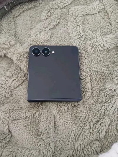 Teléfono plegable negro usado - miniatura 2