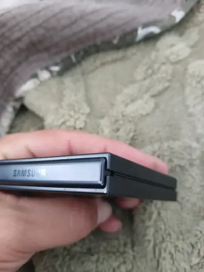 Teléfono plegable negro usado - miniatura 5