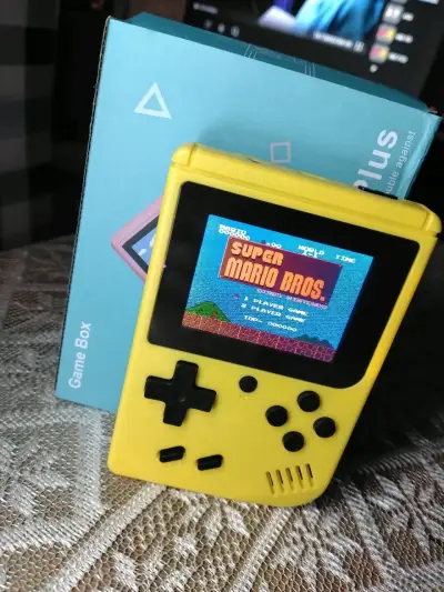 Consola retro portátil amarilla 8 bits retro - miniatura 1
